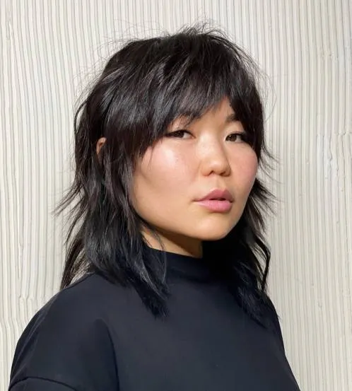 Chic Textured Layers for Round Faces