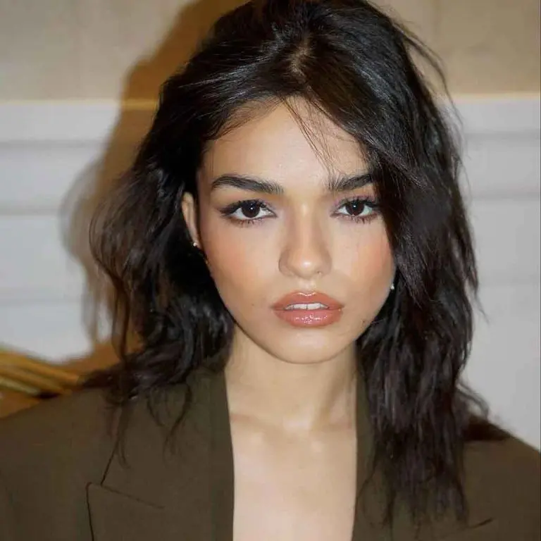 Effortless Kitty Cut with Tousled Waves
